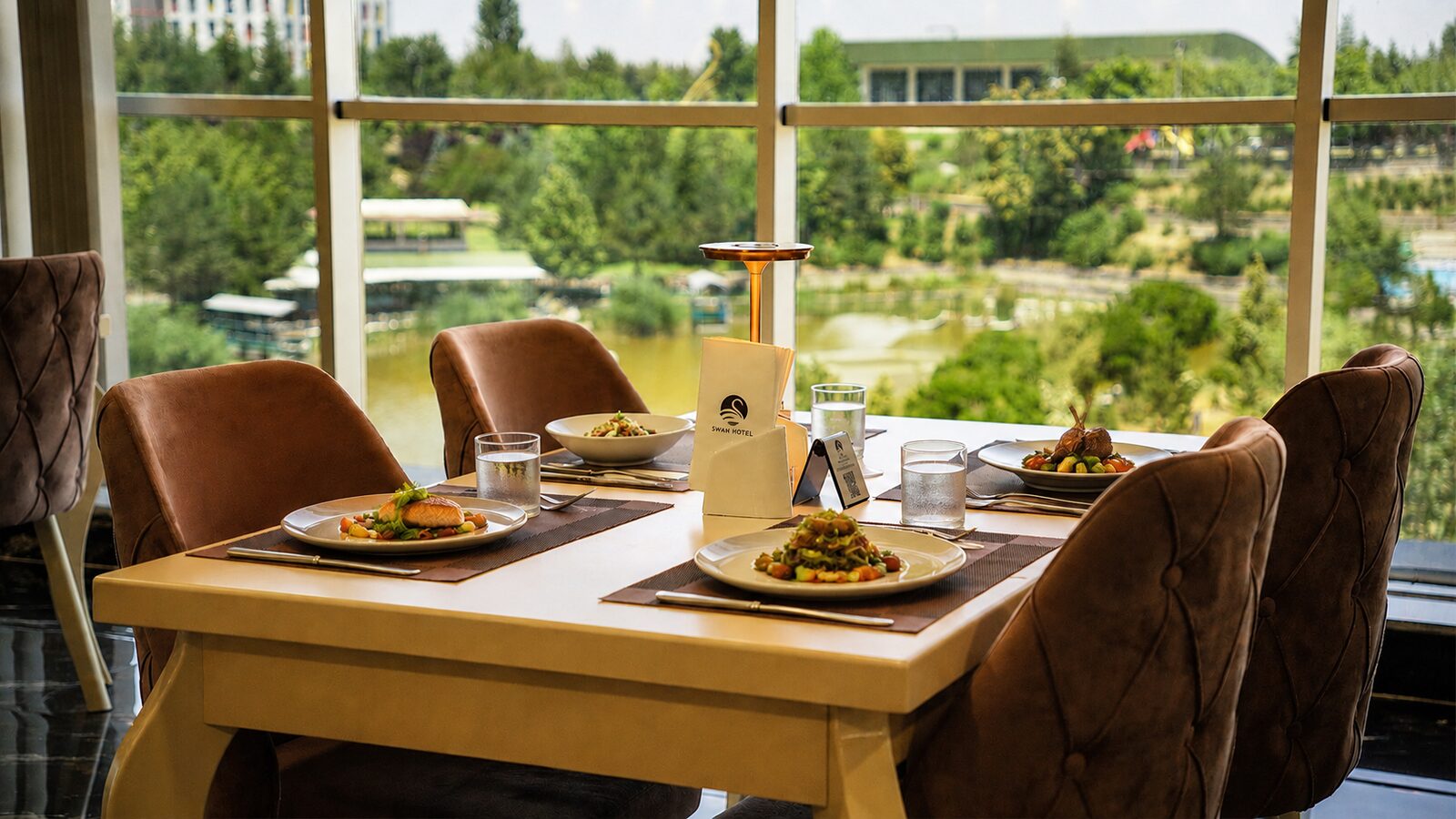 Swan Hotel Kayseri restoranında göl manzaralı masa