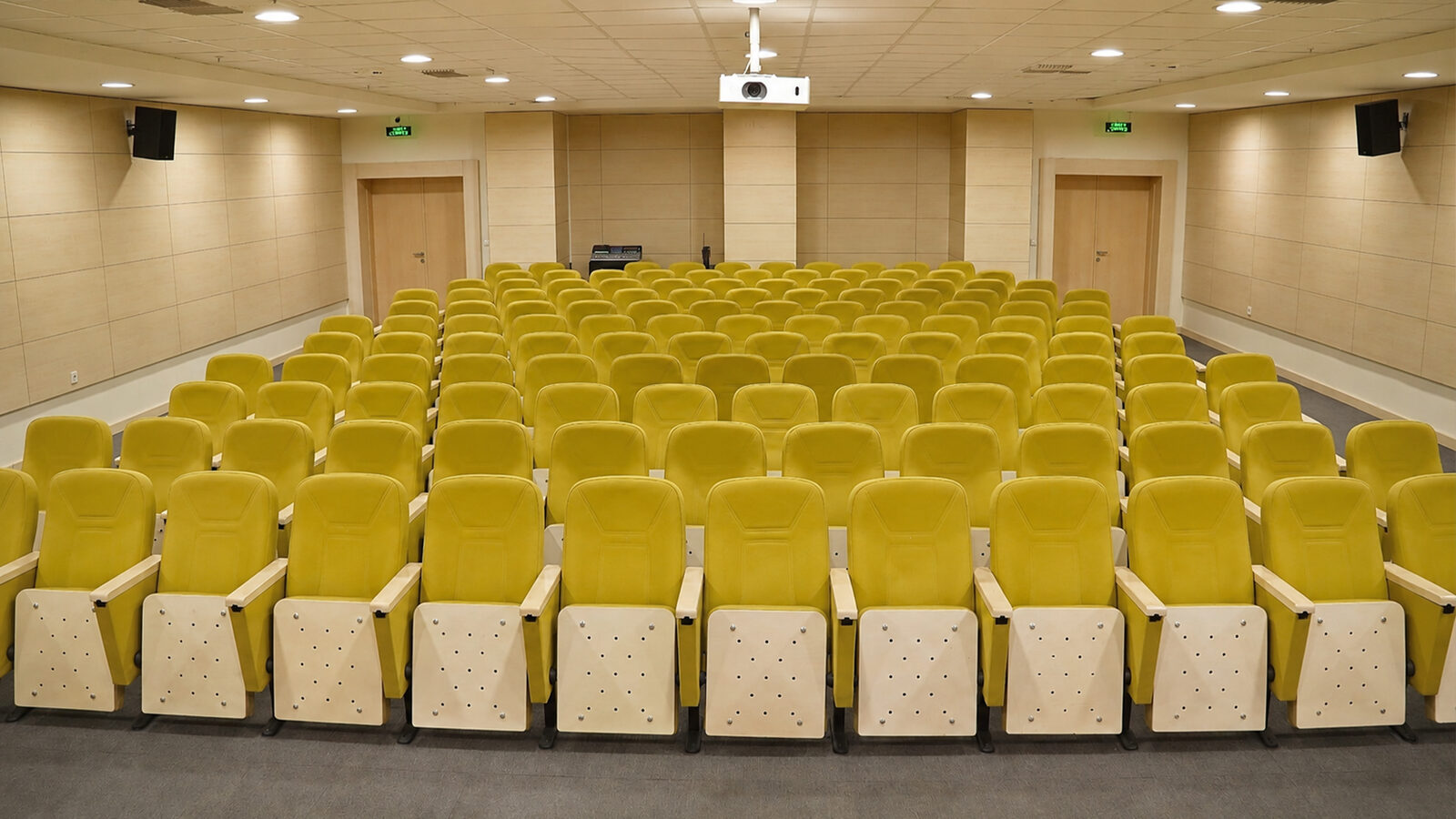 Swan Hotel Kayseri toplantı salonu sahne ve gösterim ekranı